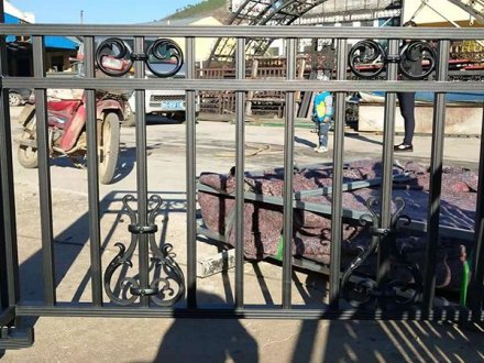 別墅陽臺欄桿選擇鐵藝欄桿好嗎？