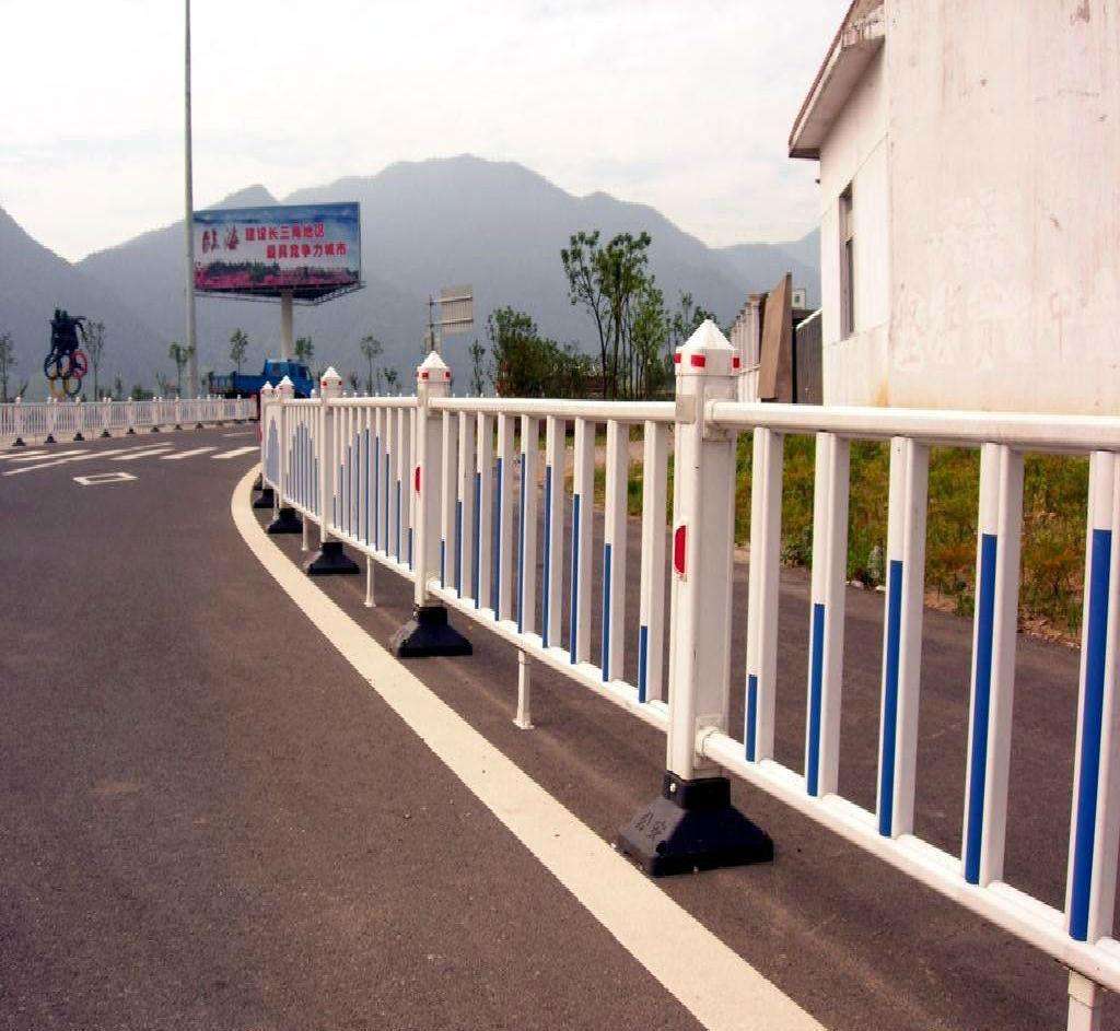 道路護(hù)欄生產(chǎn)廠家在哪里找