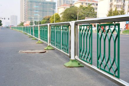 <b>道路隔離欄生產(chǎn)廠家</b>