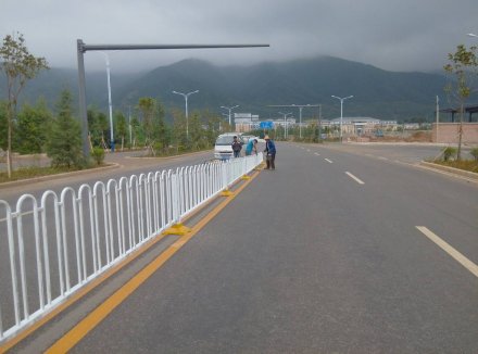 道路護(hù)欄哪家好？